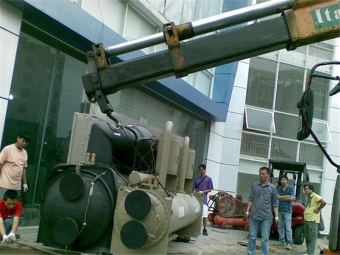 榆阳区随车吊和汽车吊的核心区别是什么？哪种更省钱？